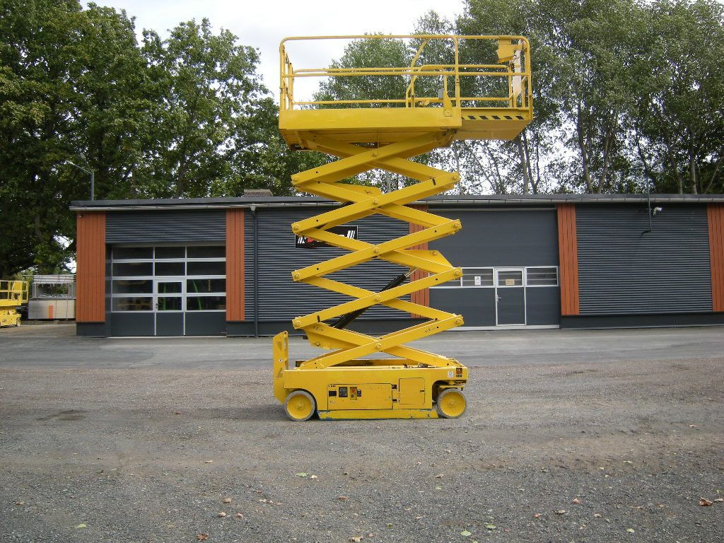 JLG 3246, Scherenarbeitsbühne, 11,9 m - Camión con plataforma elevadora: foto 1 JLG 3246, Scherenarbeitsbühne, 11,9 m - Camión con plataforma elevadora: foto 1