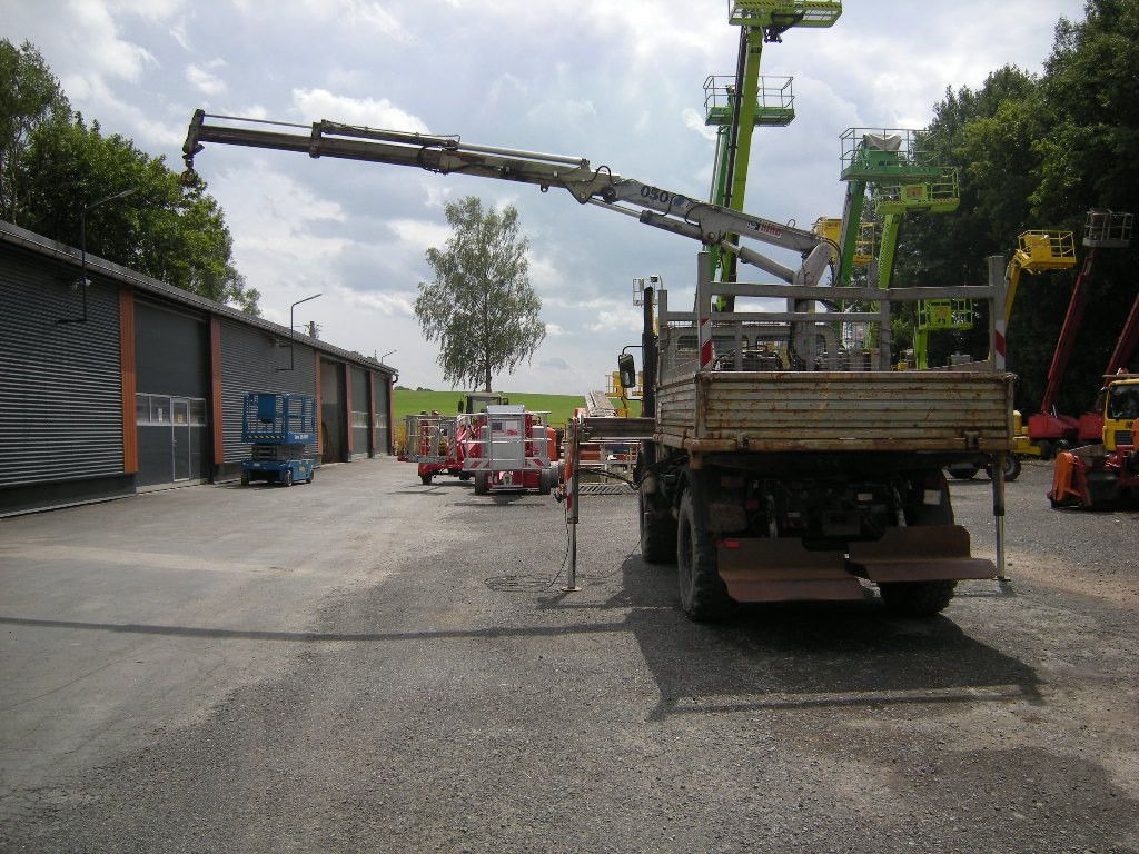 Mercedes-Benz Unimog U1250 mit Kran MKG 105 - Volquete furgoneta: foto 4 Mercedes-Benz Unimog U1250 mit Kran MKG 105 - Volquete furgoneta: foto 4