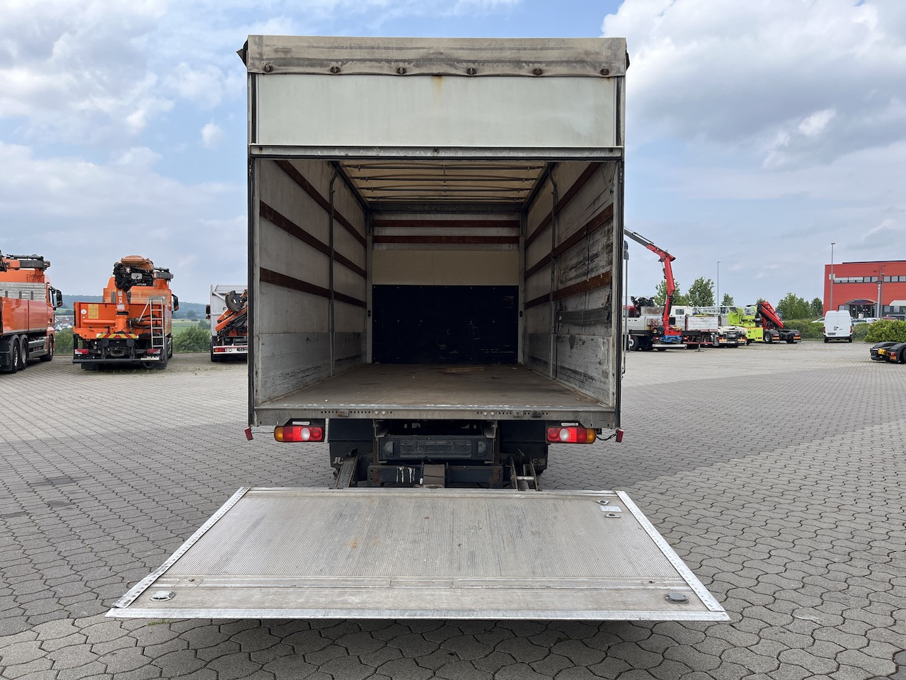 FUSO Canter 7C18 4x2 Ladebordwand Getriebeschaden - Furgoneta con caja de lona: foto 3 FUSO Canter 7C18 4x2 Ladebordwand Getriebeschaden - Furgoneta con caja de lona: foto 3