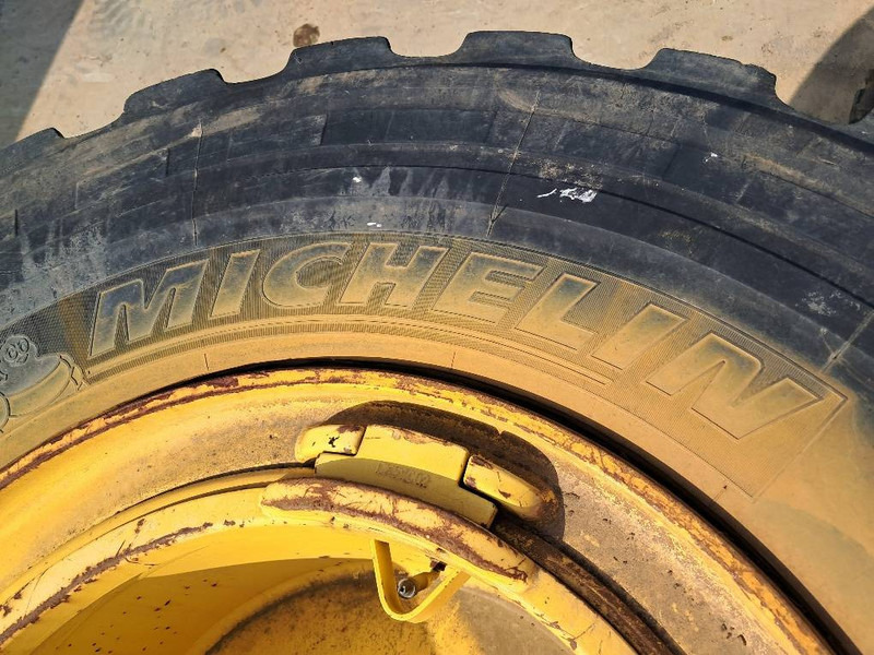 Komatsu WA380 4x RIM ASSY 423-30-62201 - Neumáticos y llantas para Maquinaria de construcción: foto 4 Komatsu WA380 4x RIM ASSY 423-30-62201 - Neumáticos y llantas para Maquinaria de construcción: foto 4