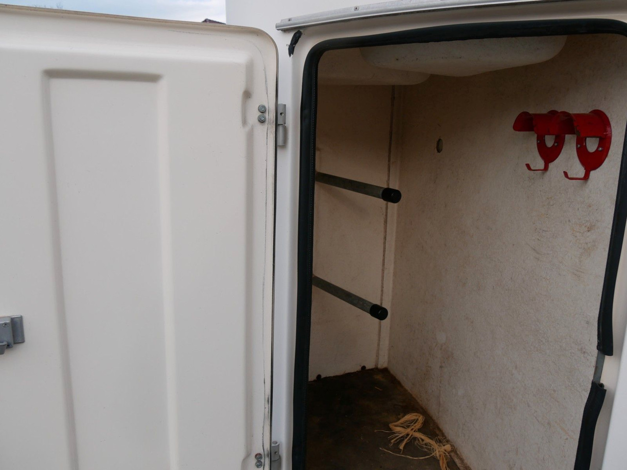 Sluis Vollpoly 2 Pferde mit Sattelkammer - Remolque transporte de ganado: foto 3 Sluis Vollpoly 2 Pferde mit Sattelkammer - Remolque transporte de ganado: foto 3