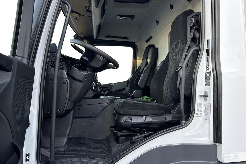 Foto del interior 1: Camión caja cerrada Mercedes-Benz Actros 1827 L 5 SM KSA