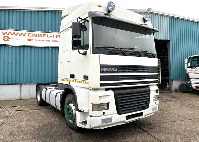 DAF 95.430 XF SPACECAB (EURO 2 / ZF16 MANUAL GEARBOX / ZF-INTARDER / AIRCONDITIONING) - Cabeza tractora: foto 3 DAF 95.430 XF SPACECAB (EURO 2 / ZF16 MANUAL GEARBOX / ZF-INTARDER / AIRCONDITIONING) - Cabeza tractora: foto 3