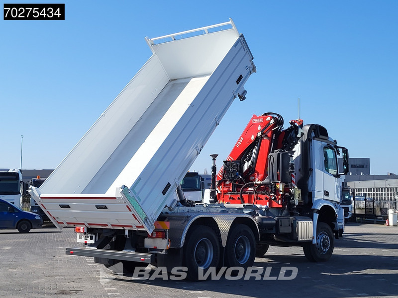 Mercedes-Benz Arocs 3348 6X6 NEW Fassi F255A.2.24 Kran Crane 3-way tipper Navi Euro 6 - Camión volquete, Camión grúa: foto 3 Mercedes-Benz Arocs 3348 6X6 NEW Fassi F255A.2.24 Kran Crane 3-way tipper Navi Euro 6 - Camión volquete, Camión grúa: foto 3
