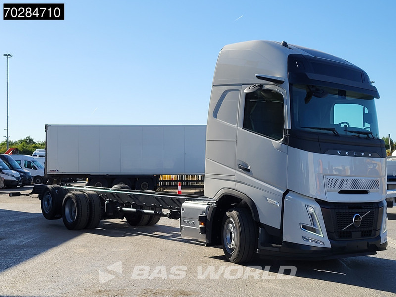 Volvo FH 62 R AERO 6X2 NEW Horsetruck chassis Lift+Lenkachse Dynamic Steering Mirror cam Euro 6 - Camión chasis: foto 3 Volvo FH 62 R AERO 6X2 NEW Horsetruck chassis Lift+Lenkachse Dynamic Steering Mirror cam Euro 6 - Camión chasis: foto 3