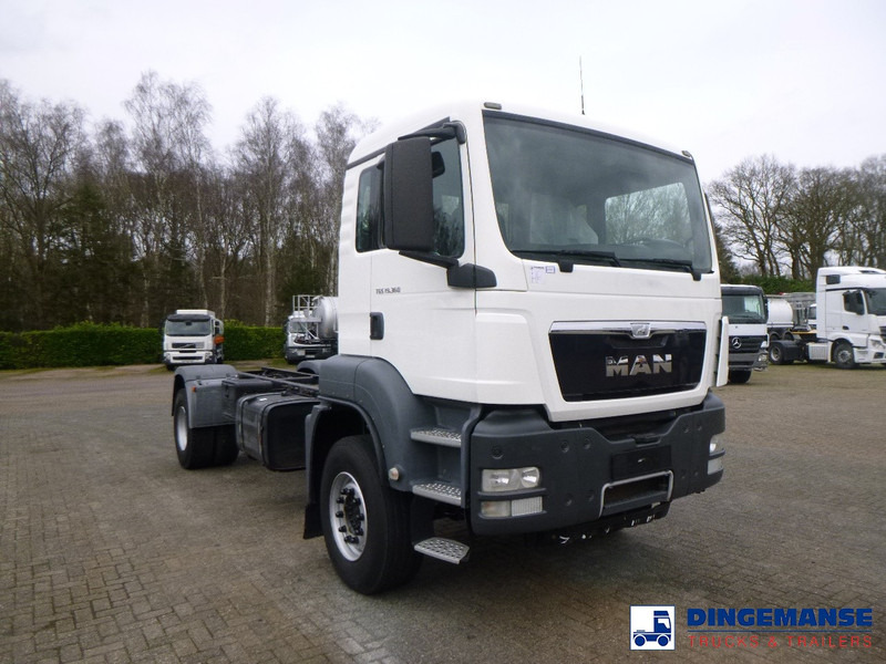 MAN TGS 19.360 4X2 BBS manual Euro 2 chassis + PTO - Camión chasis: foto 2 MAN TGS 19.360 4X2 BBS manual Euro 2 chassis + PTO - Camión chasis: foto 2