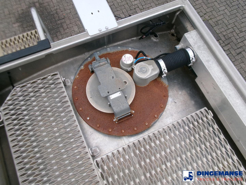 Camión cisterna Renault Premium 270 4x2 fuel tank 13.8 m3 / 4 comp: foto 11 Camión cisterna Renault Premium 270 4x2 fuel tank 13.8 m3 / 4 comp: foto 11