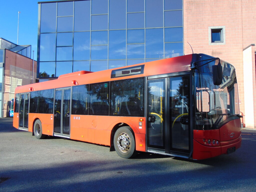 N. 8 SOLARIS URBINO 12 LF – Anno 2011 - Autobús urbano: foto 1 N. 8 SOLARIS URBINO 12 LF – Anno 2011 - Autobús urbano: foto 1