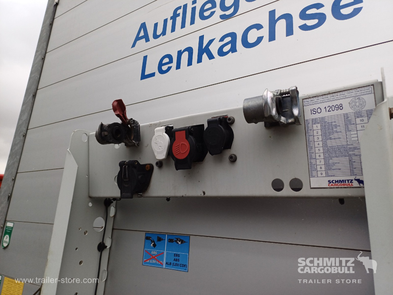 SCHMITZ Auflieger Curtainsider Standard Forklift holder - Semirremolque lona: foto 2 SCHMITZ Auflieger Curtainsider Standard Forklift holder - Semirremolque lona: foto 2