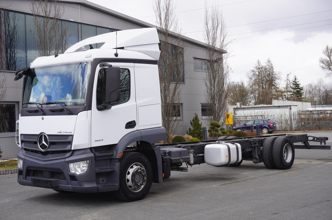 MERCEDES-BENZ Actros 1824 / 9.1 m chassis / sleeping cabin - Camión chasis: foto 1 MERCEDES-BENZ Actros 1824 / 9.1 m chassis / sleeping cabin - Camión chasis: foto 1