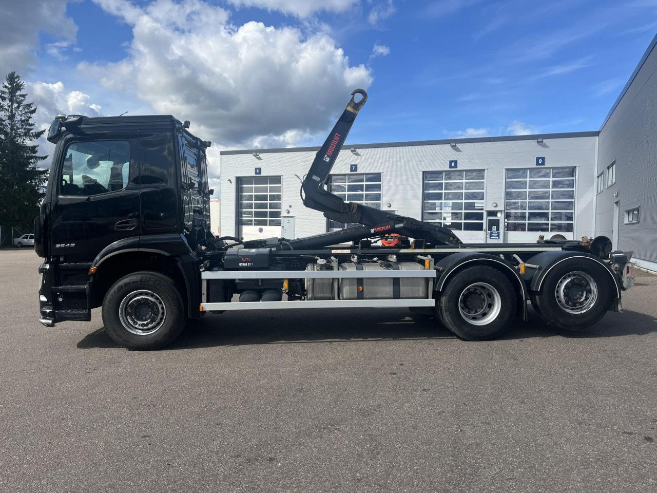 MERCEDES-BENZ Arocs 2543 6x2*4 / 21t Hooklift HIAB ULT21Z56 / 2022 - Camión multibasculante: foto 1 MERCEDES-BENZ Arocs 2543 6x2*4 / 21t Hooklift HIAB ULT21Z56 / 2022 - Camión multibasculante: foto 1