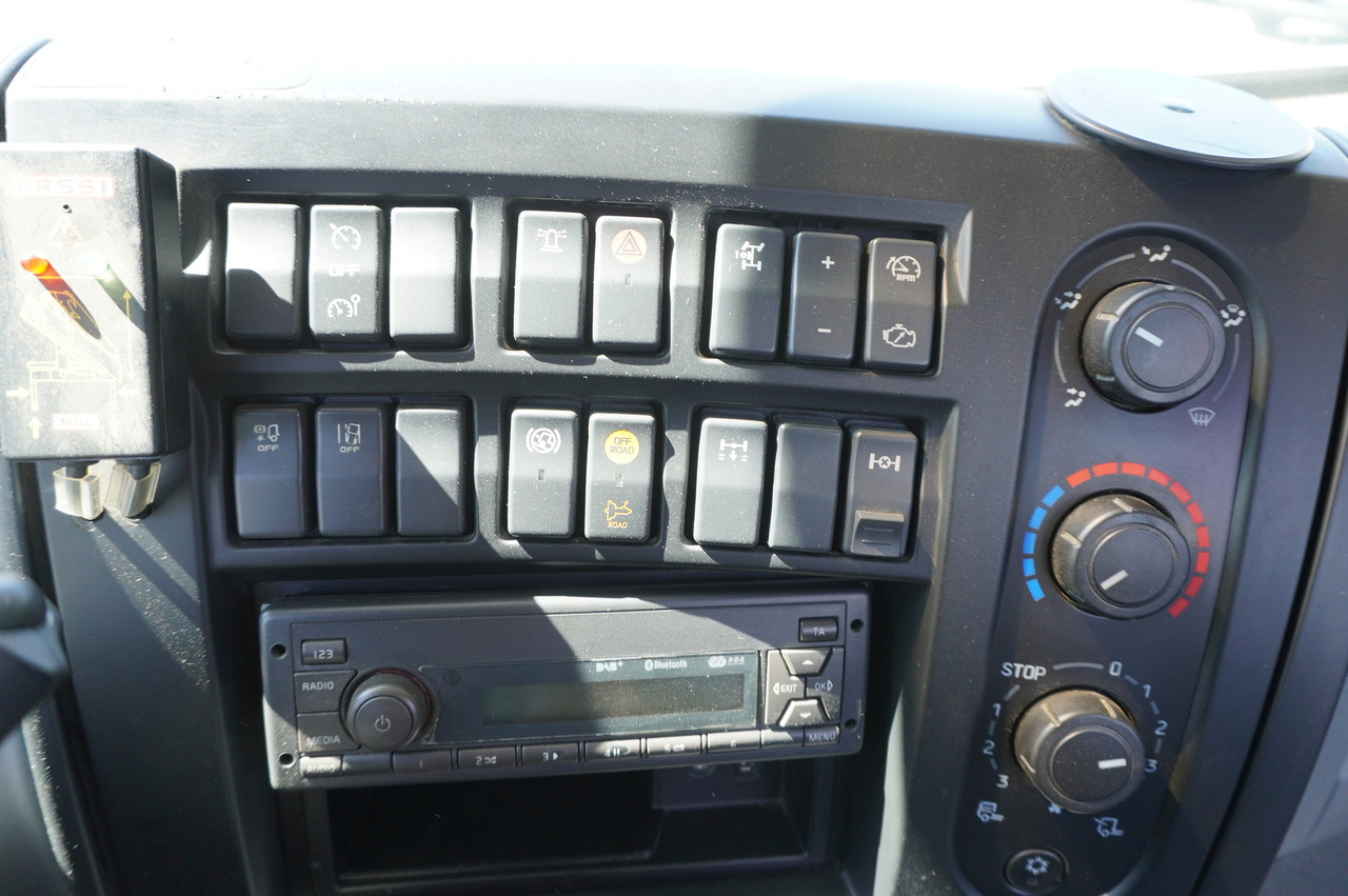 Camión caja abierta, Camión grúa RENAULT C320 P 4x2 / FASSI crane 6.2 T / range 10 m / Flatbed 15 EPAL / 50 tho. km!: foto 17