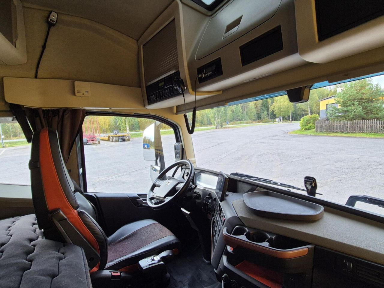 Camión chasis para transporte de madera VOLVO FH 750 8x4 / 2 lifted axles / timber truck: foto 16 Camión chasis para transporte de madera VOLVO FH 750 8x4 / 2 lifted axles / timber truck: foto 16