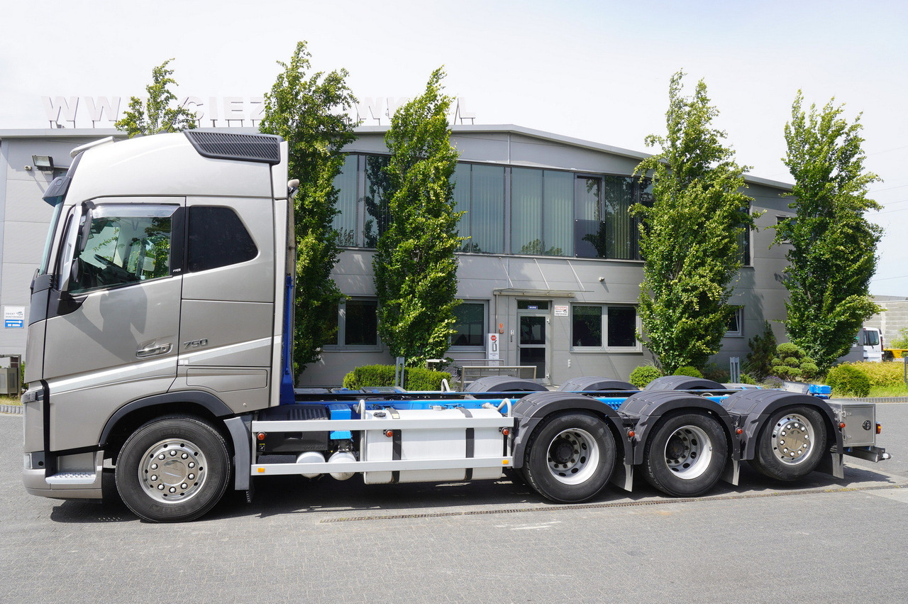 VOLVO FH16 750 8x4x4 / 750 HP! / Frame 685 cm / Steered 4th axle - Camión chasis: foto 3 VOLVO FH16 750 8x4x4 / 750 HP! / Frame 685 cm / Steered 4th axle - Camión chasis: foto 3