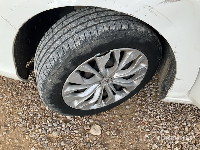 Coche 2015 Citroen C4 BlueHDI Automobile: foto 6 Coche 2015 Citroen C4 BlueHDI Automobile: foto 6