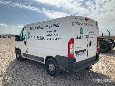 PEUGEOT BOXER - Camión caja cerrada: foto 2 PEUGEOT BOXER - Camión caja cerrada: foto 2