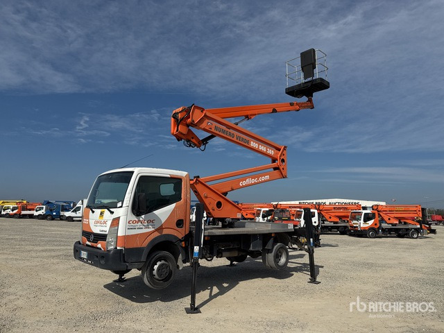 Nissan Cabstar Piattaforma autocarrata - Camión con plataforma elevadora: foto 1 Nissan Cabstar Piattaforma autocarrata - Camión con plataforma elevadora: foto 1