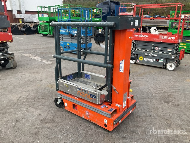 2020 Power Tower Nano SP Plus Scissor Lift Vertical Mast Lift - Plataforma de mástil vertical: foto 4 2020 Power Tower Nano SP Plus Scissor Lift Vertical Mast Lift - Plataforma de mástil vertical: foto 4