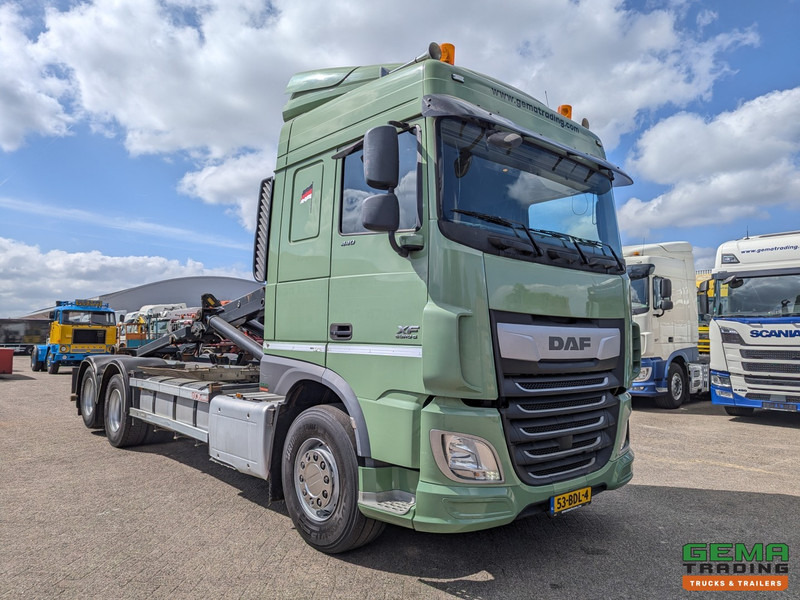 DAF XF 440 FAS 6x2 Spacecab Euro6A - HaakarmSysteem 21T - Hiab XR21S63 - Lift-As - Dubbele tanks - Camión multibasculante: foto 2 DAF XF 440 FAS 6x2 Spacecab Euro6A - HaakarmSysteem 21T - Hiab XR21S63 - Lift-As - Dubbele tanks - Camión multibasculante: foto 2