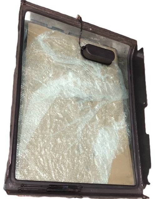 Front window for Nissan/Atlet - Ventana y piezas para Equipo de manutención: foto 2 Front window for Nissan/Atlet - Ventana y piezas para Equipo de manutención: foto 2