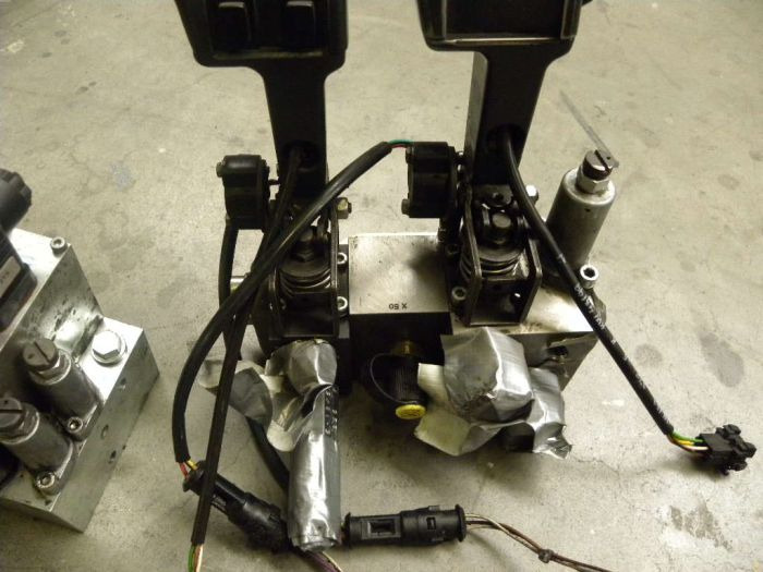 Hydraulic Consol with 2 hydraulic levers for Jungheinrich - Válvula hidráulica para Equipo de manutención: foto 4 Hydraulic Consol with 2 hydraulic levers for Jungheinrich - Válvula hidráulica para Equipo de manutención: foto 4