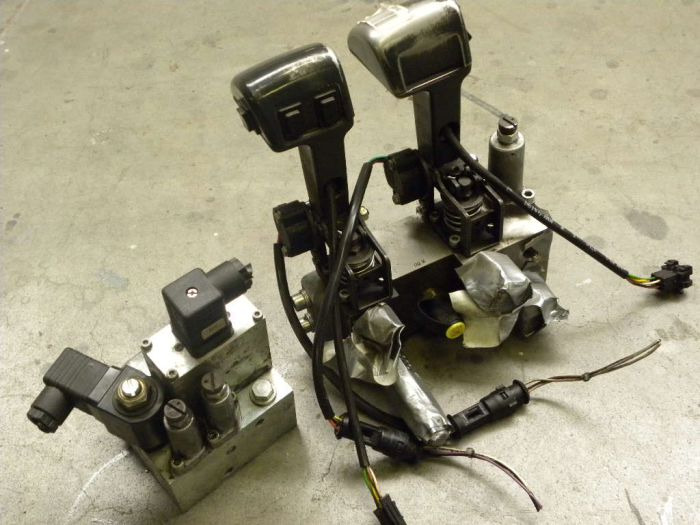 Hydraulic Consol with 2 hydraulic levers for Jungheinrich - Válvula hidráulica para Equipo de manutención: foto 1 Hydraulic Consol with 2 hydraulic levers for Jungheinrich - Válvula hidráulica para Equipo de manutención: foto 1