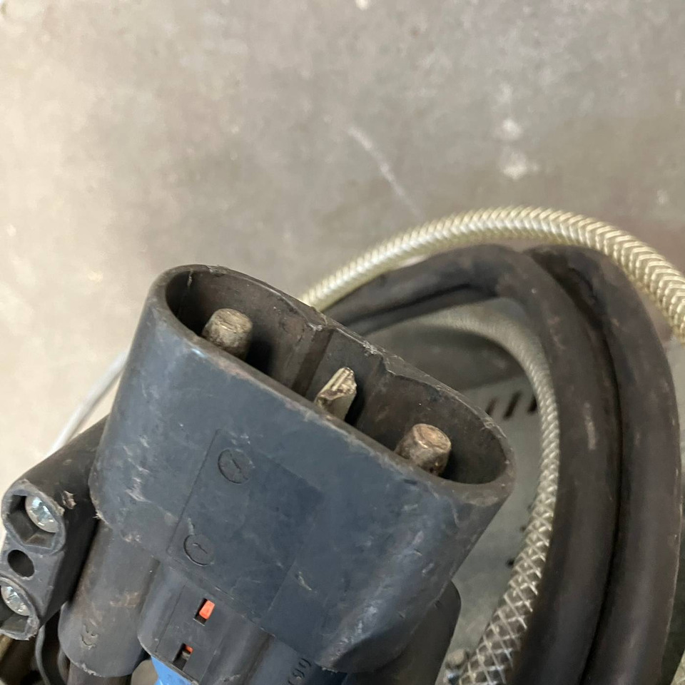 Hawker 24V/70A - Piezas de recambio para Equipo de manutención: foto 3 Hawker 24V/70A - Piezas de recambio para Equipo de manutención: foto 3