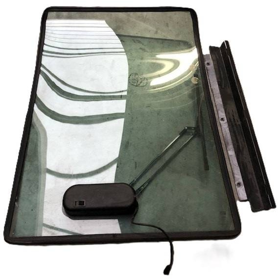 Window Assy, front for Nissan - Ventana y piezas para Equipo de manutención: foto 1 Window Assy, front for Nissan - Ventana y piezas para Equipo de manutención: foto 1