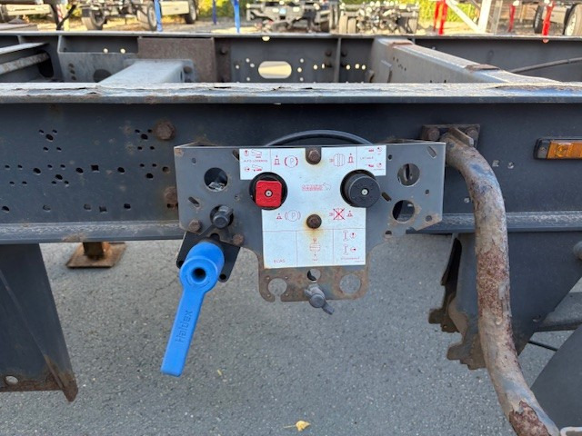 Schmitz Cargobull BDF-System, Standard, hochgekuppelt R 22,5 - Remolque caja cerrada: foto 5 Schmitz Cargobull BDF-System, Standard, hochgekuppelt R 22,5 - Remolque caja cerrada: foto 5