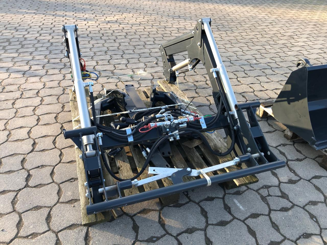 Solis PADAGAS FL200P Frontlader - Implemento: foto 2 Solis PADAGAS FL200P Frontlader - Implemento: foto 2