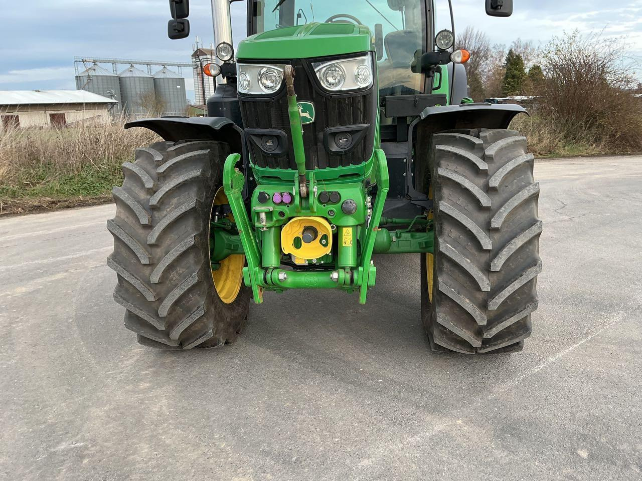John Deere 6145 R Premium - Tractor: foto 2 John Deere 6145 R Premium - Tractor: foto 2