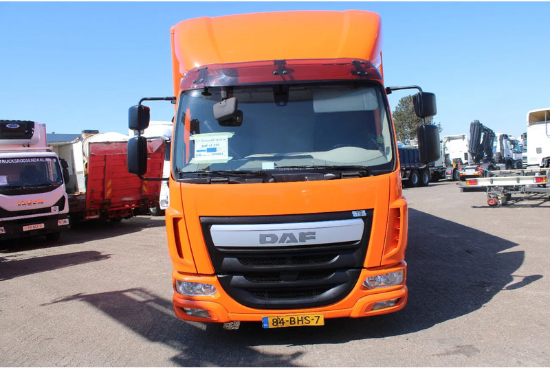 DAF LF 210 + lift + 12t - Camión caja cerrada: foto 2 DAF LF 210 + lift + 12t - Camión caja cerrada: foto 2