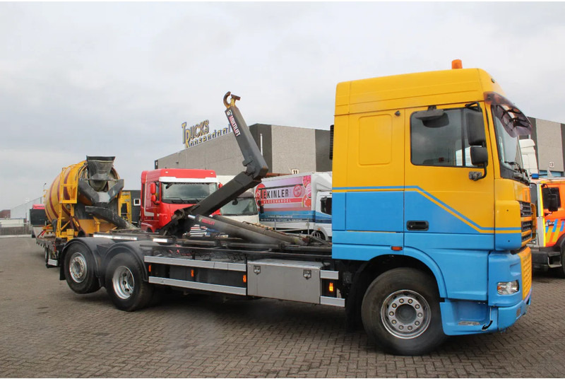 DAF XF 95.530 + hooksystem + 26T - Camión multibasculante: foto 4 DAF XF 95.530 + hooksystem + 26T - Camión multibasculante: foto 4