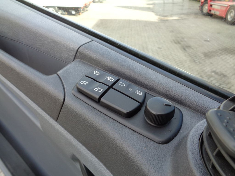 Camión caja cerrada Mercedes-Benz AXOR 1823 + Dhollandia Lift: foto 16 Camión caja cerrada Mercedes-Benz AXOR 1823 + Dhollandia Lift: foto 16