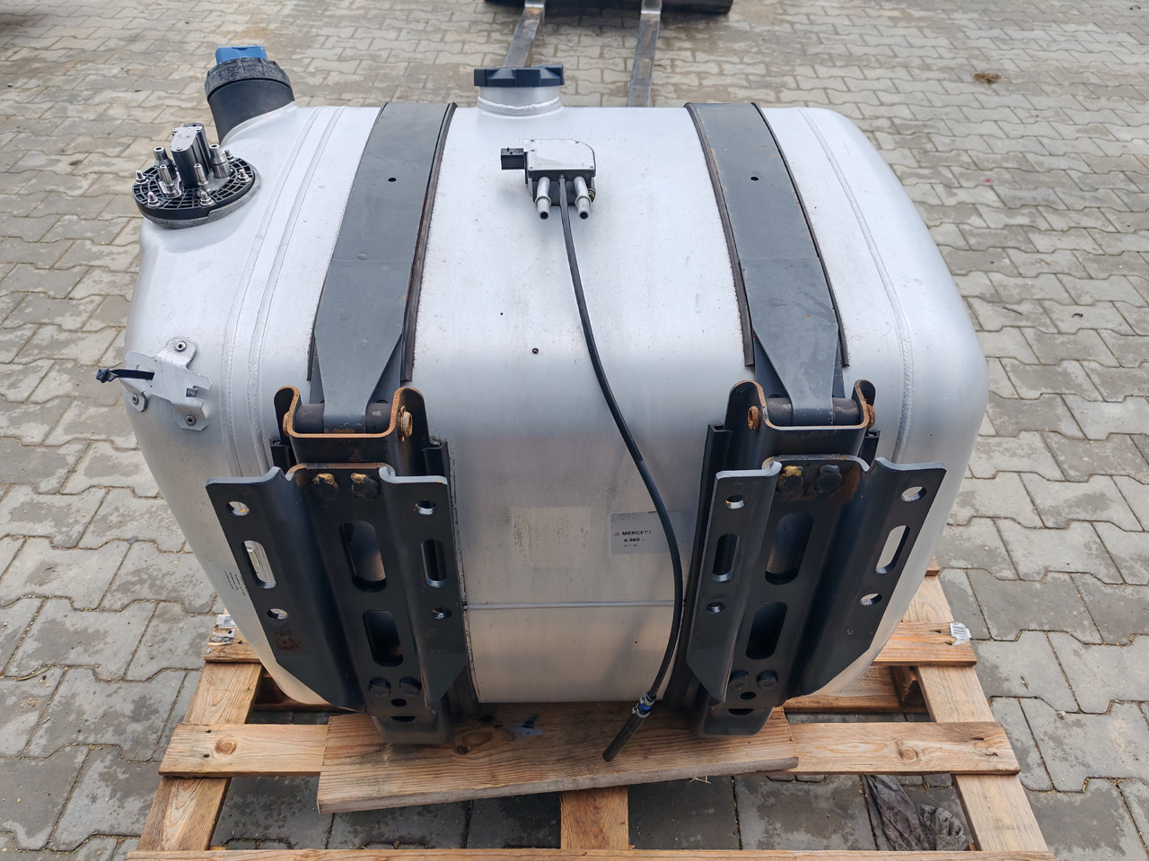 MERCEDES-BENZ ACTROS MP4 / FUEL & ADBLUE TANK / 300L - Depósito de combustible: foto 5 MERCEDES-BENZ ACTROS MP4 / FUEL & ADBLUE TANK / 300L - Depósito de combustible: foto 5