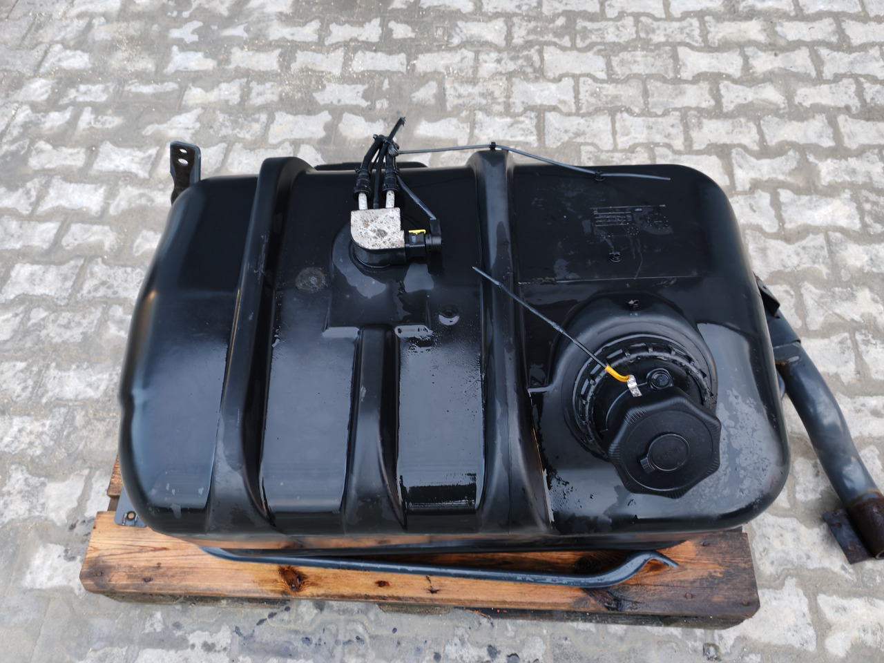 MERCEDES-BENZ ATEGO MP4 EURO6 / COMPLETE FUEL TANK / 180L / A9674710001 - Depósito de combustible: foto 5 MERCEDES-BENZ ATEGO MP4 EURO6 / COMPLETE FUEL TANK / 180L / A9674710001 - Depósito de combustible: foto 5