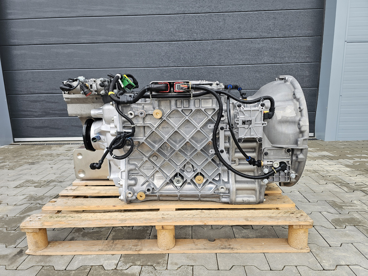 RENAULT VOLVO GEARBOX / AT2612 G TRAG-G / RETARDER / NEVER USED / WORLDWIDE DELIVERY - Caja de cambios: foto 1 RENAULT VOLVO GEARBOX / AT2612 G TRAG-G / RETARDER / NEVER USED / WORLDWIDE DELIVERY - Caja de cambios: foto 1