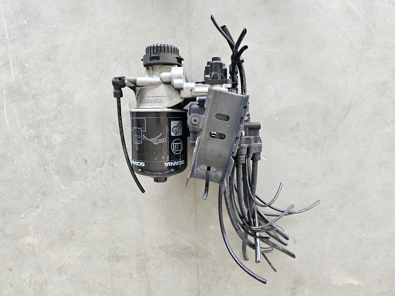 SCANIA APS AIR DRYIER VALVE / 2608040 / WORLDWIDE DELIVERY - Válvula de freno: foto 1 SCANIA APS AIR DRYIER VALVE / 2608040 / WORLDWIDE DELIVERY - Válvula de freno: foto 1