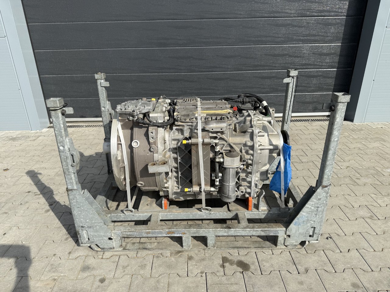 VOLVO BUS HYBRID Automatic gearbox AT2412F electric motor EMDS120 (EMD300B) / NEW - Caja de cambios para Autobús urbano: foto 2 VOLVO BUS HYBRID Automatic gearbox AT2412F electric motor EMDS120 (EMD300B) / NEW - Caja de cambios para Autobús urbano: foto 2