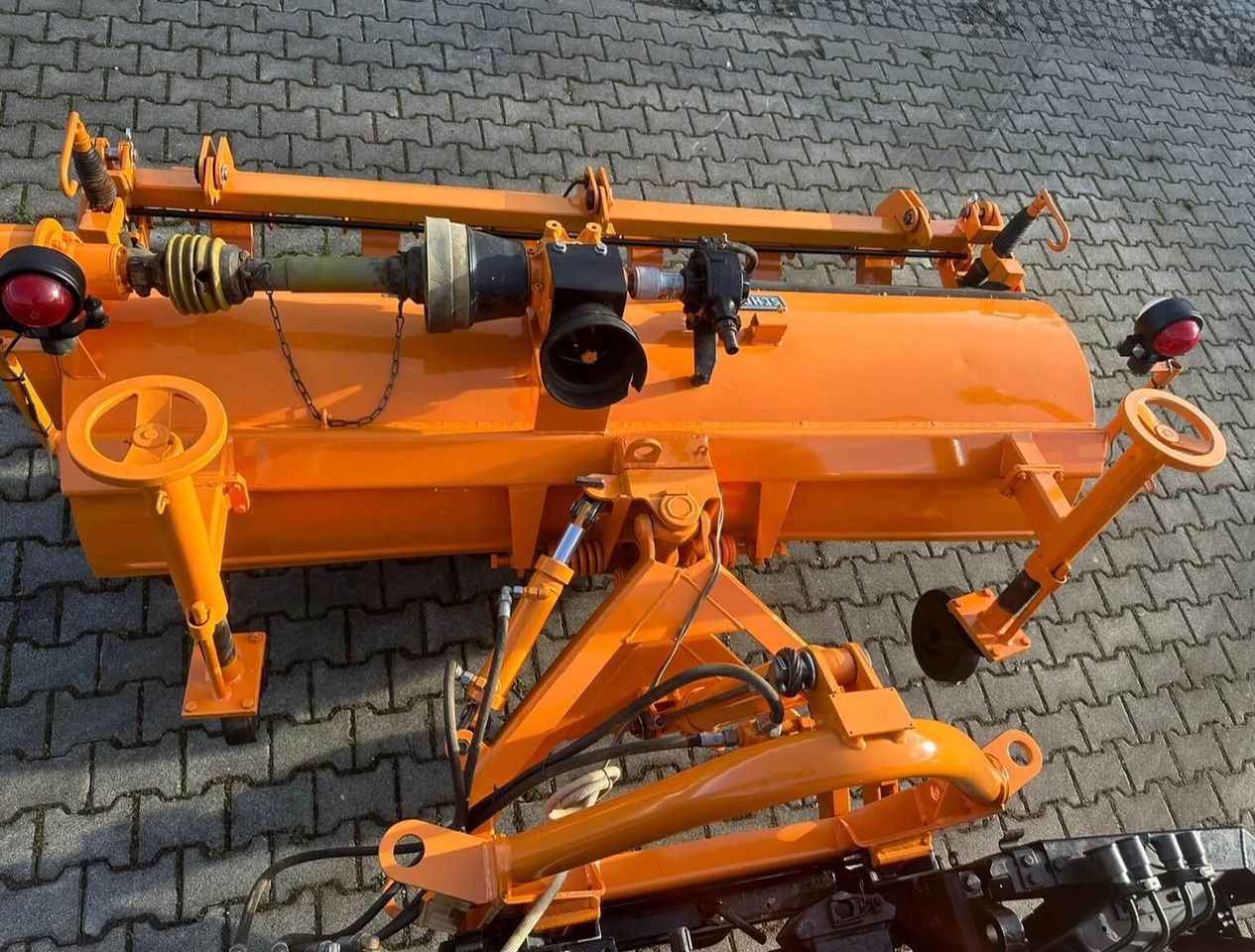 Unimog Frontanbaukehrbesen Schmidt VKS4.2 - Barredora cucharón: foto 4 Unimog Frontanbaukehrbesen Schmidt VKS4.2 - Barredora cucharón: foto 4