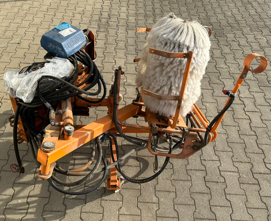 Unimog Leitpfostenwaschgerät Schmidt RPS-H - Barredora cucharón: foto 3 Unimog Leitpfostenwaschgerät Schmidt RPS-H - Barredora cucharón: foto 3