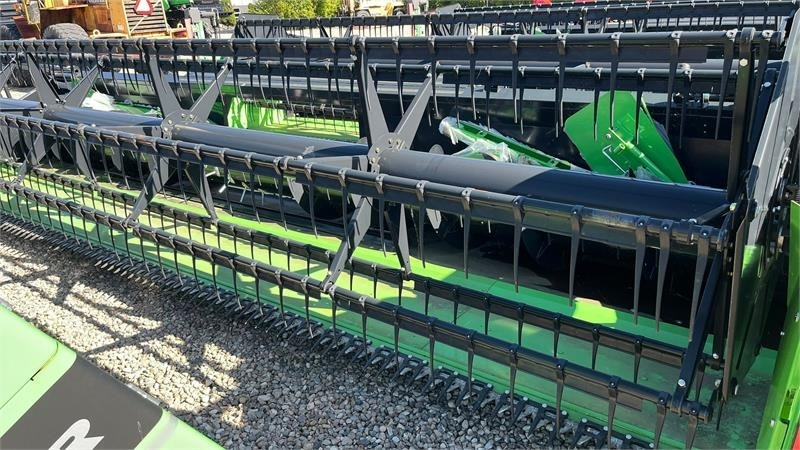 Cosechadora de granos Deutz-fahr C7206 With 24feed - 7.2m header. New and unused Co: foto 21