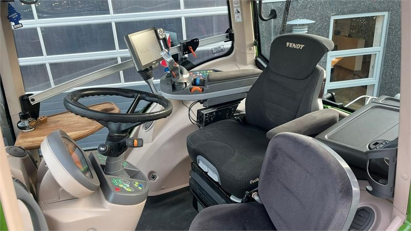 Tractor Fendt 933 Vario Profi Plus S4 med frontlift: foto 8