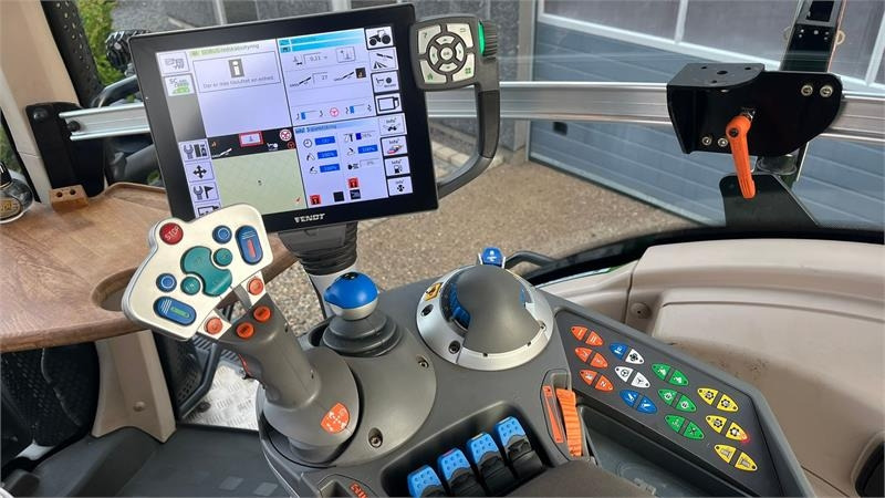 Tractor Fendt 933 Vario Profi Plus S4 med frontlift: foto 10