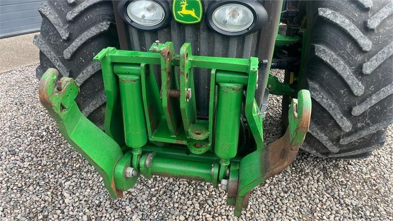 John Deere 8230 Med frontlift  - Tractor: foto 4 John Deere 8230 Med frontlift  - Tractor: foto 4