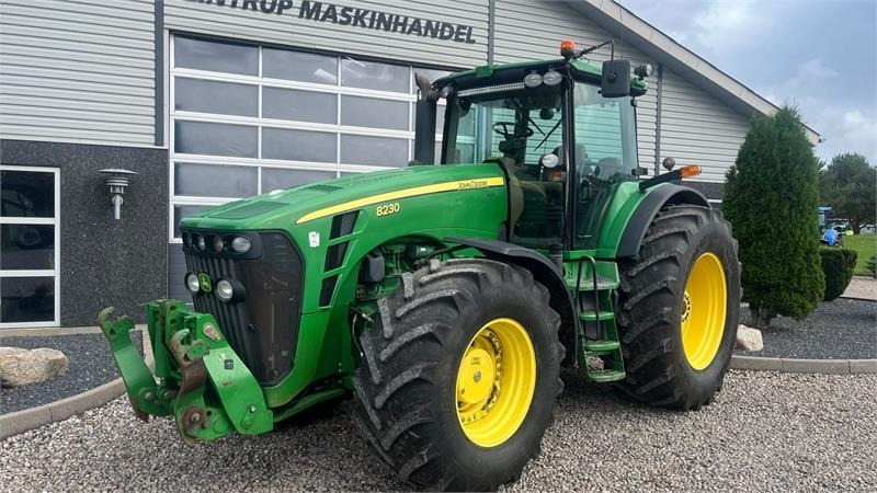 John Deere 8230 Med frontlift  - Tractor: foto 2 John Deere 8230 Med frontlift  - Tractor: foto 2