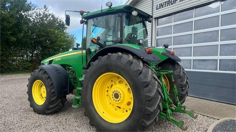 John Deere 8230 Med frontlift - Tractor: foto 3 John Deere 8230 Med frontlift - Tractor: foto 3