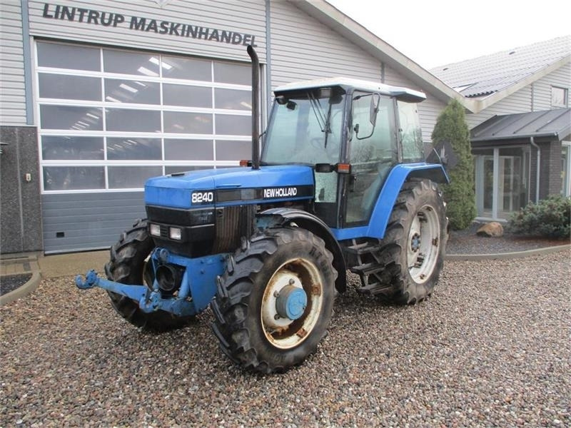 New Holland 8240 SLE Med frontlift og frontPTO - Tractor: foto 2 New Holland 8240 SLE Med frontlift og frontPTO - Tractor: foto 2
