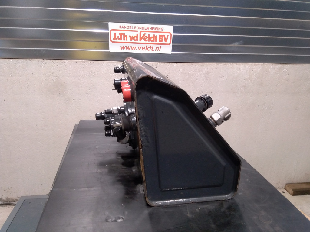 Bomag BW213DH-4 1BVC - - Depósito hidráulico para Maquinaria de construcción: foto 4 Bomag BW213DH-4 1BVC - - Depósito hidráulico para Maquinaria de construcción: foto 4