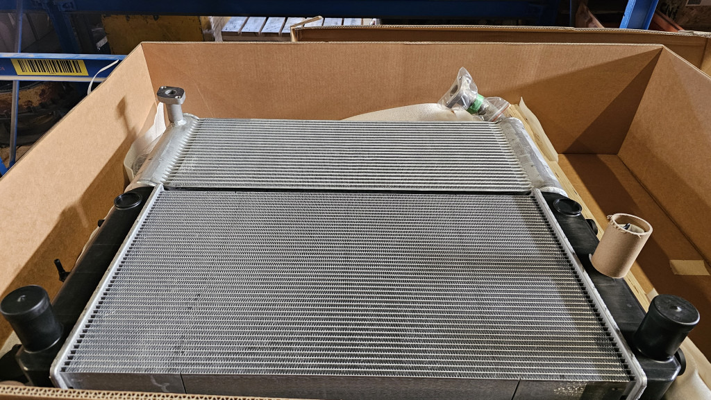 Hitachi YA00009861 - YA00031056 - Radiador para Maquinaria de construcción: foto 2 Hitachi YA00009861 - YA00031056 - Radiador para Maquinaria de construcción: foto 2